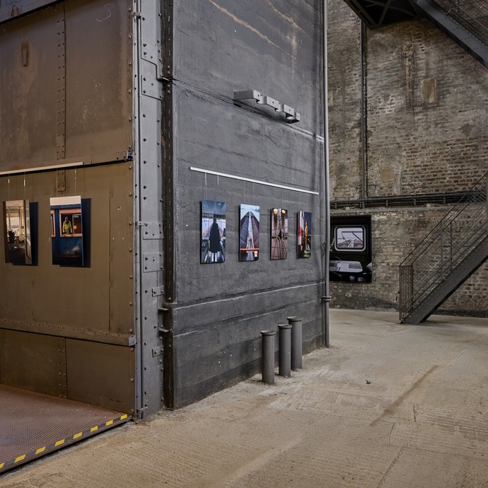 Blick auf verschiedene Fotografien im Malakowturm (vergrößerte Bildansicht wird geöffnet)
