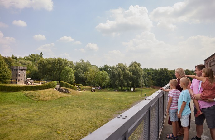Familie schaut vom Malakowturm zur Zeche Knirps
