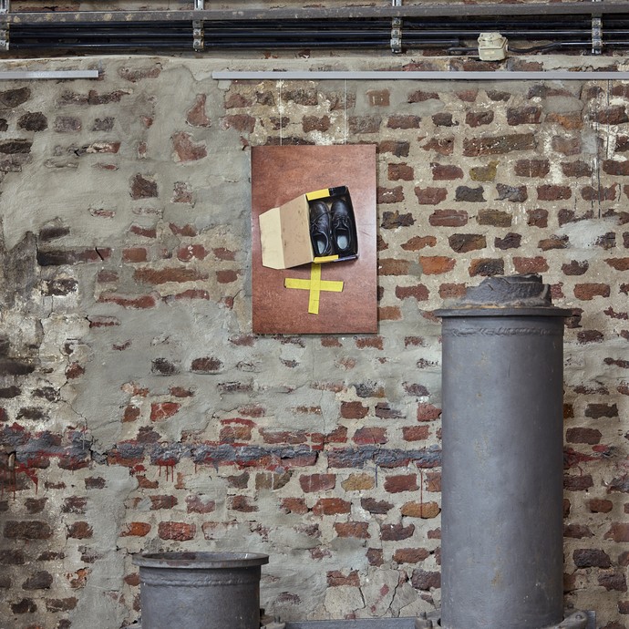 Ein Bild hängt über zwei fest installierten Rohren des Malakowturmes (vergrößerte Bildansicht wird geöffnet)