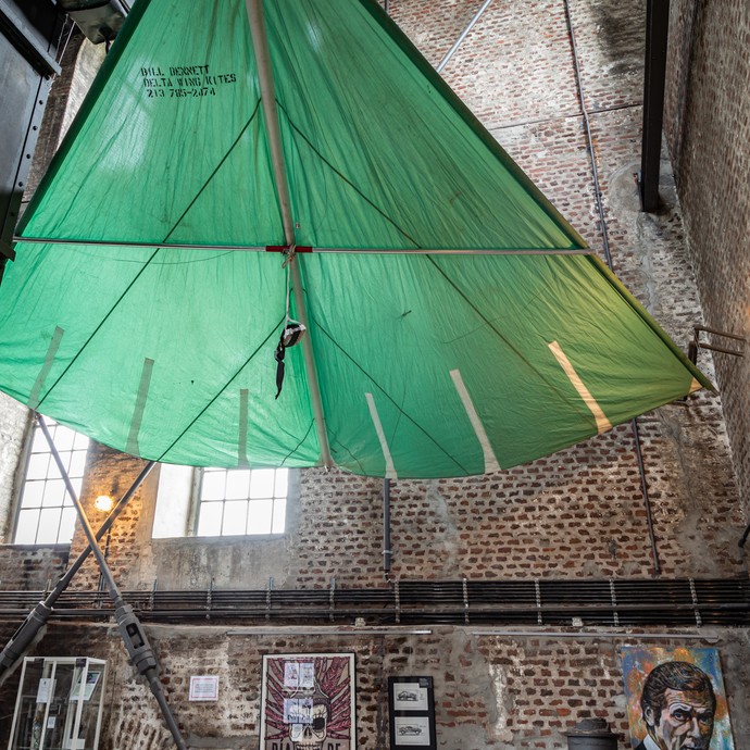 Grüner Drachenflieger aus „Leben und sterben lassen“ hängt im Malakowturm. (öffnet vergrößerte Bildansicht)