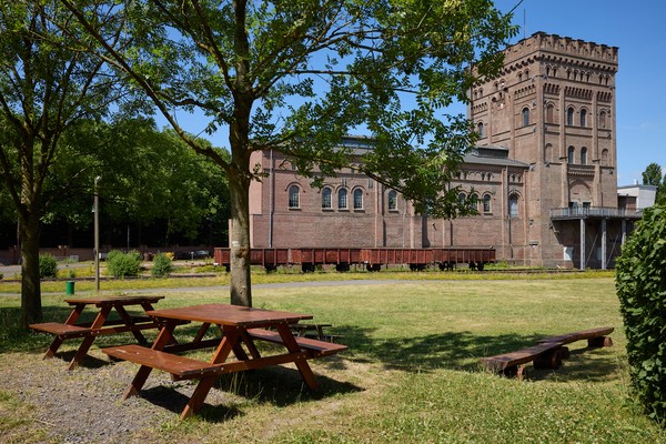 Außenansicht der Zeche Hannover mit Picknicktischen