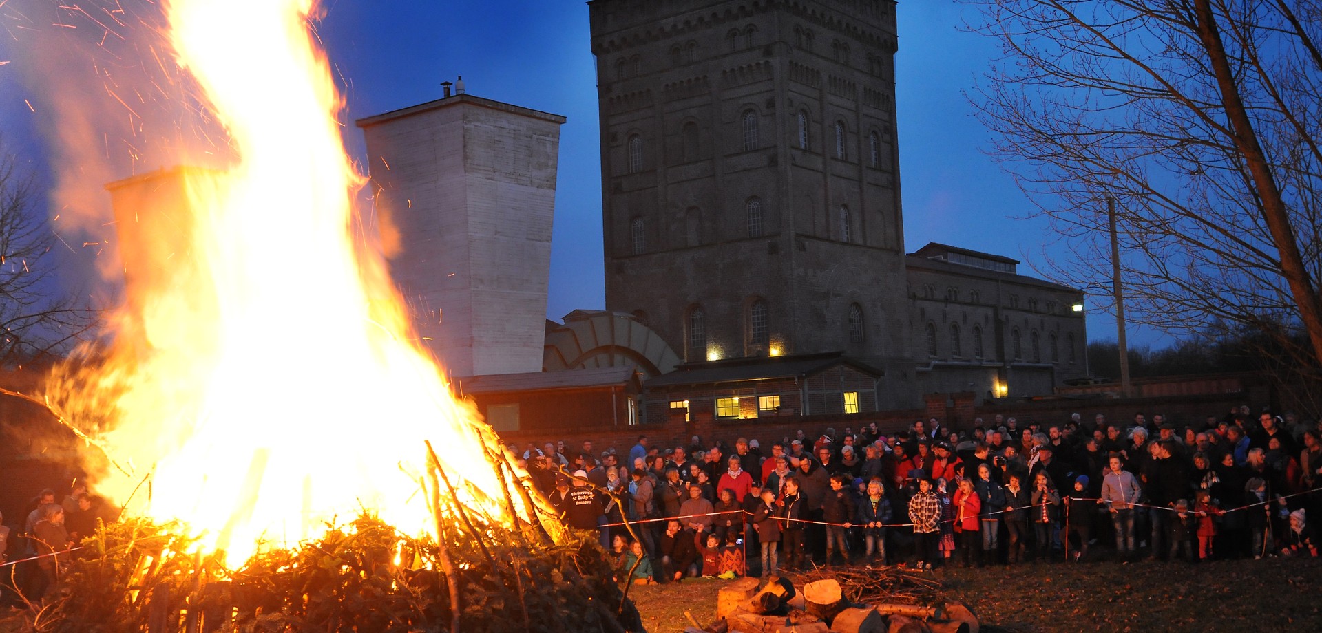 Osterfeuer auf dem Gelände der Zeche Hannover