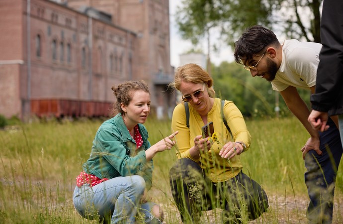 Führung durch die Natur vor der Zeche Hannover