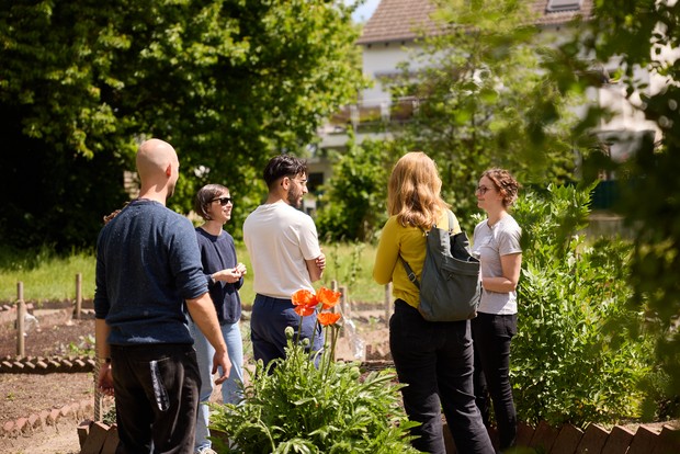 Gruppe von Besuchern mit einem Gästebegleiter auf dem Weg von der Zeche Hannover hinauf zur Straße.