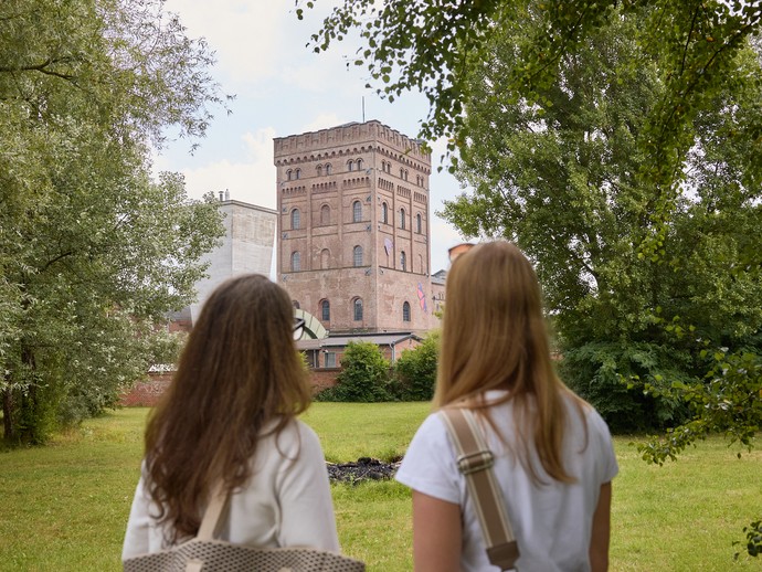 2 Frauen blicken auf die Zeche Hannover