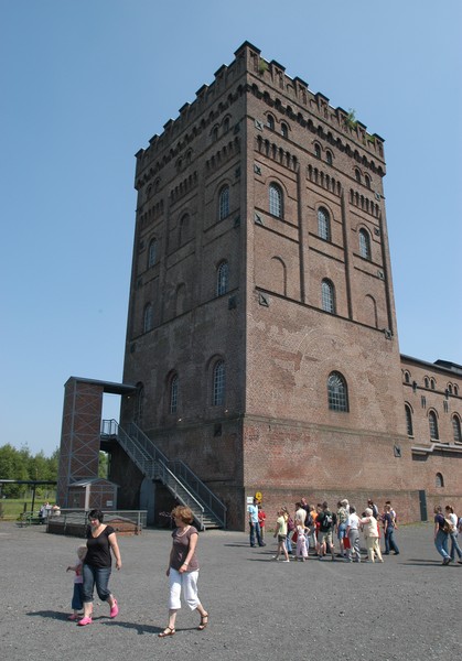 Malakowturm der Zeche Hannover mit angebautem Aufzug.