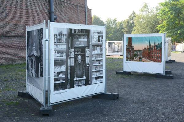 Ausstellungstafeln auf dem Außengelände der Zeche Hannover mit Fotografien von Trinkhallen.