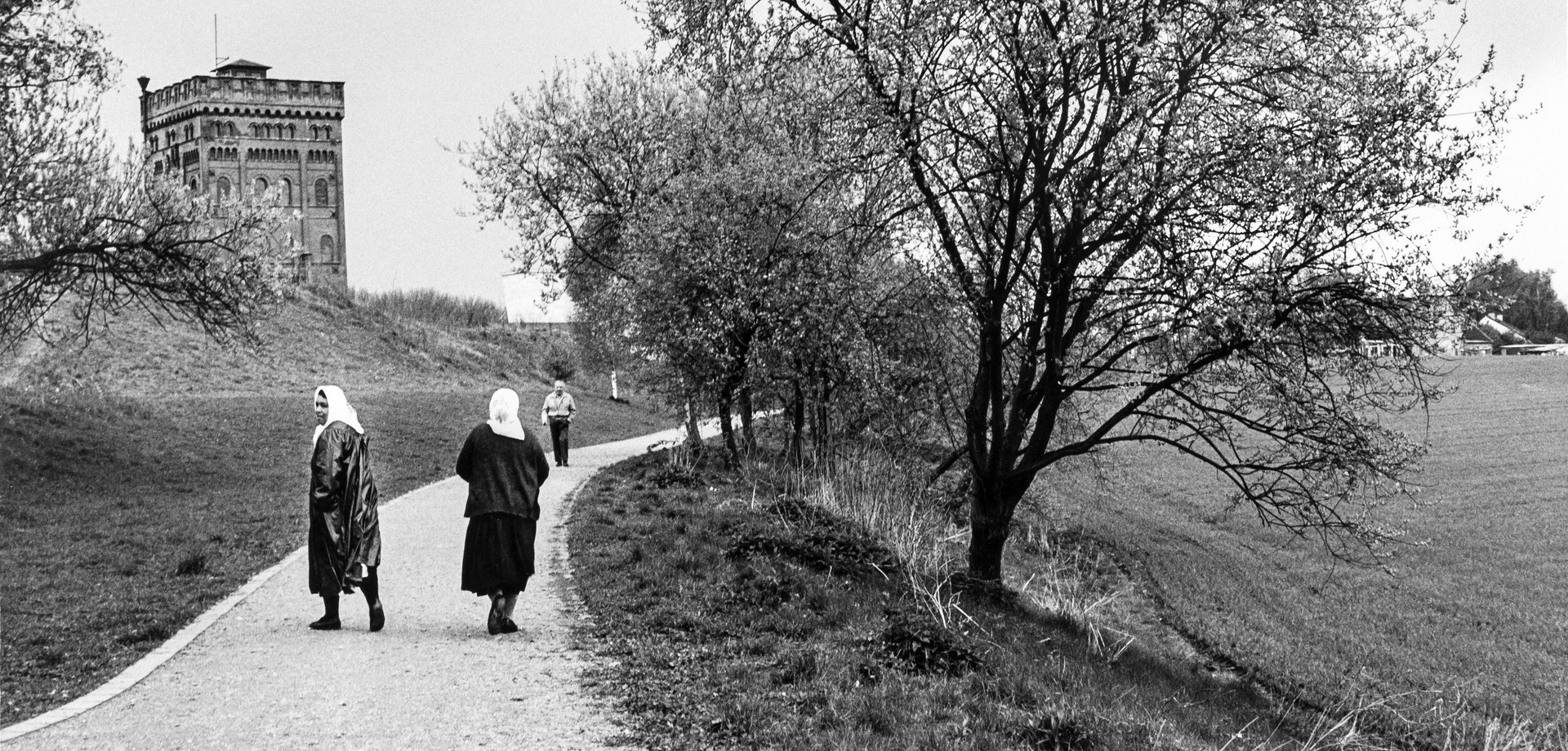 Zwei türkische Frauen auf dem Gehweg vor der Zeche Hannover. Schwarz-Weiß-Foto von Brigitte Kraemer.