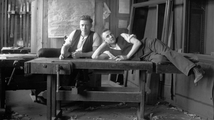 Schwarz-Weiß Fotografie von zwei jungen Männern