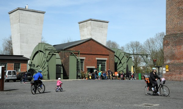 Außenansicht des Lüftergebäudes mit Biergarten