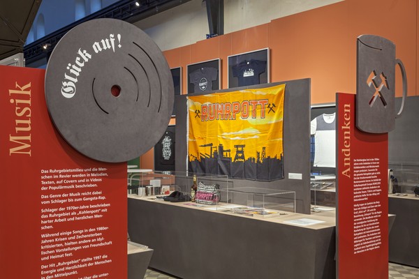 Blick in die Ausstellung in der Maschinenhalle der Zeche Hannover