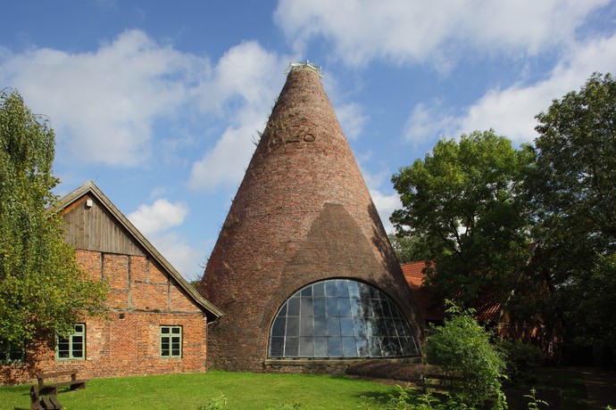 Der kegelförmige Glasturm der Glashütte Gernheim