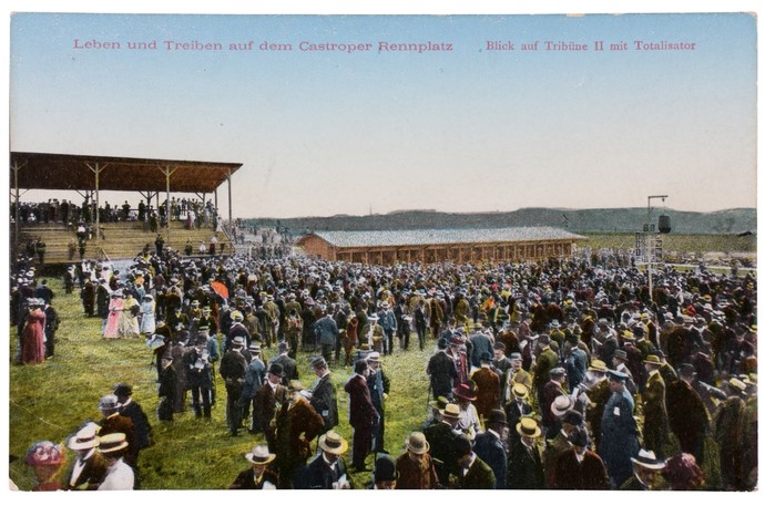colorierte Postkarte von der Castroper Pferderennbahn mit vielen Menschen, um 1910.