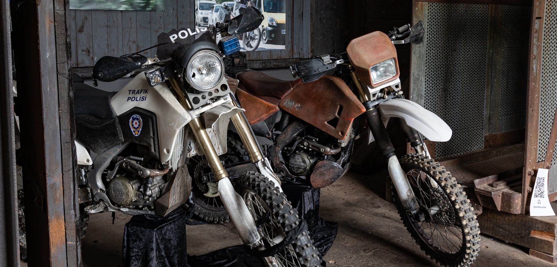 Zwei Motorräder aus dem Bond-Film "Skyfall" in der Ausstellung im Malakowturm.