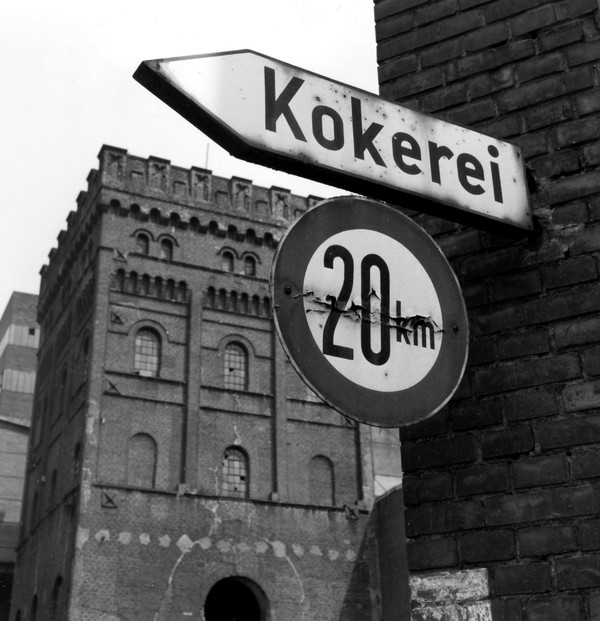 Foto der Zeche Hannover von 1977 mit Malakowturm. Im Vordergrund Schilder mit der Aufschrift Kokerei und Tempo 20 km/h. Foto: Bernd Schaumann