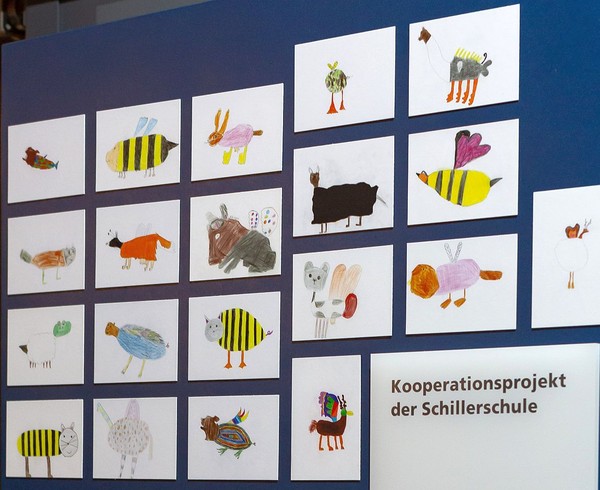 Tier-Zeichnungen von  Kindern an einer Stellwand.