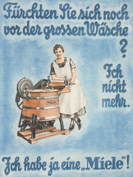 Werbung der Firma Miele aus dem Jahr 1905. Eine Hausfrau mit weißer Schürze steht an einer Waschmaschine.