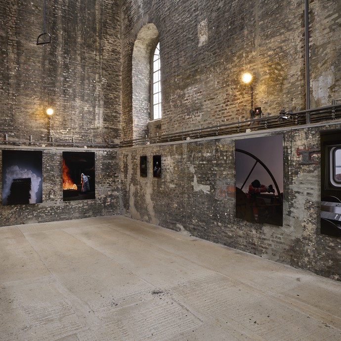 Blick in den Ausstellungsraum (vergrößerte Bildansicht wird geöffnet)