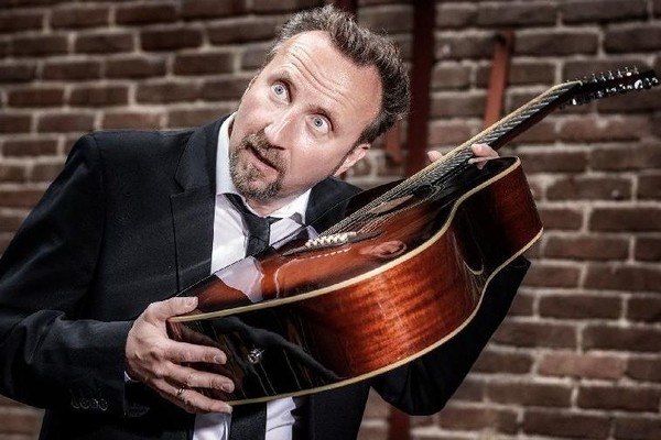 Helmut Sanftenschneider mit Gitarre