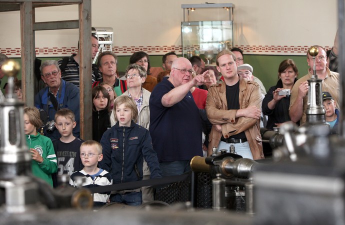 Besuchergruppe an der Dampfmaschine in der Maschinenhalle der Zeche Hannover